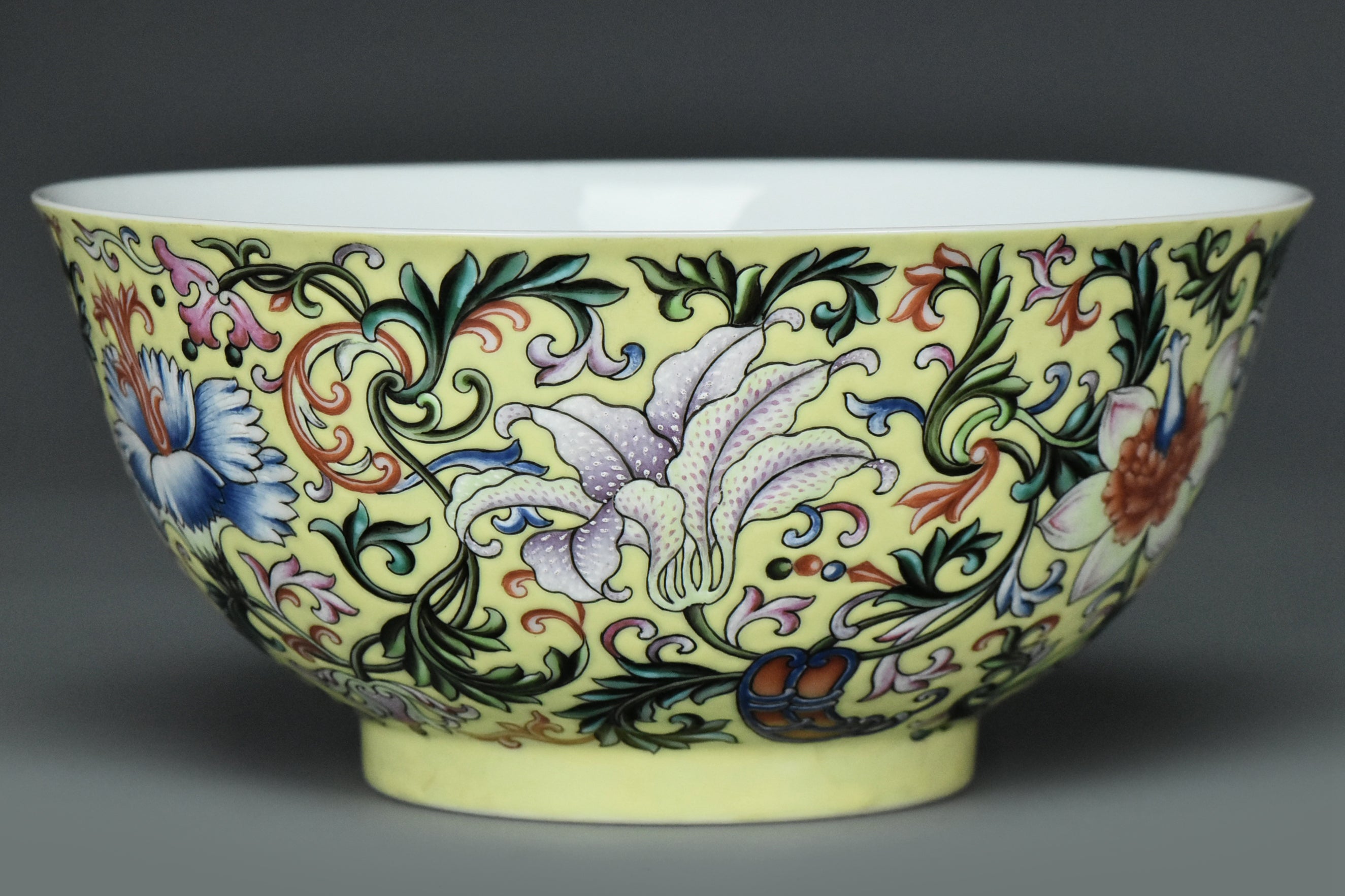 R334: A QING DYNASTY STYLE FAMILLE ROSE BOWL JIAQING MARK