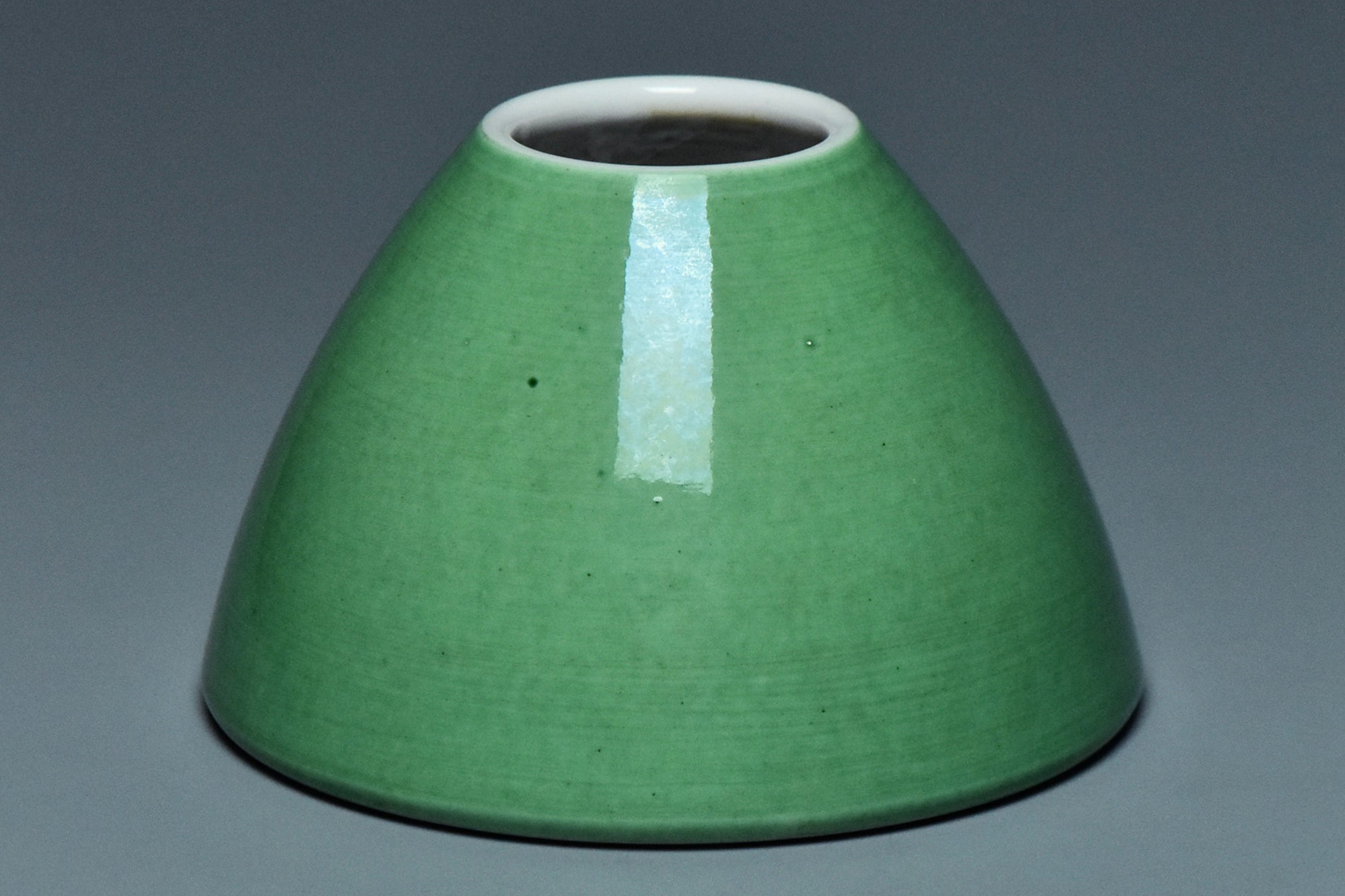 R351: A QING DYNASTY STYLE GREEN GLAZED WATERPOT QIANLONG MARK