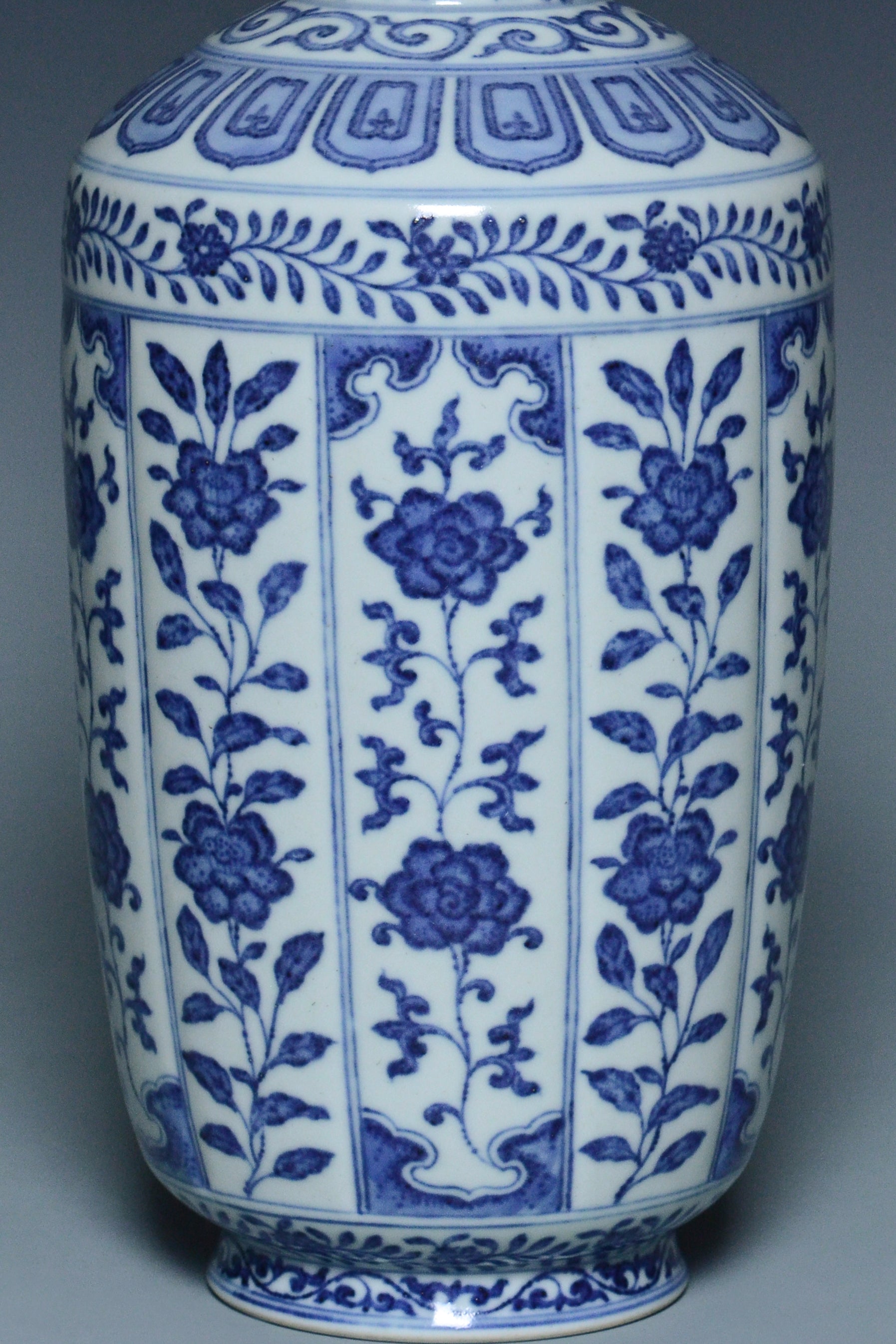 R364: A QING DYNASTY STYLE BLUE AND WHITE VASE JIAQING MARK