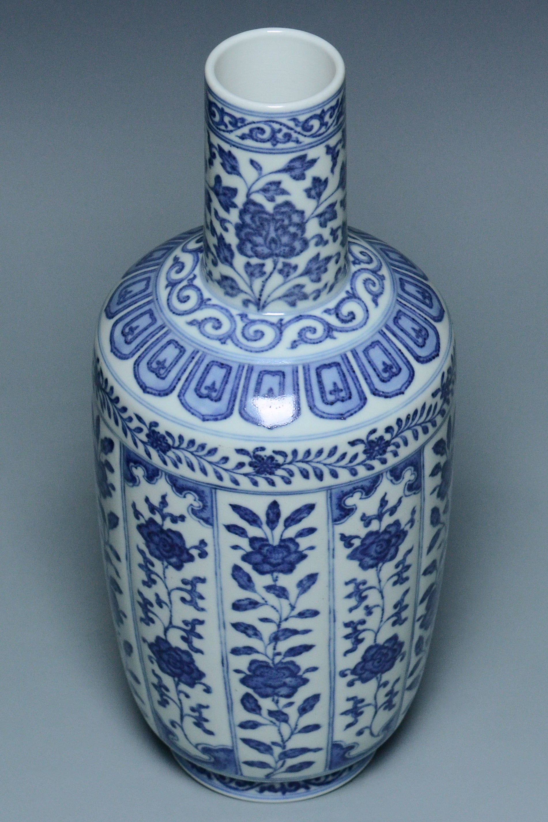 R364: A QING DYNASTY STYLE BLUE AND WHITE VASE JIAQING MARK