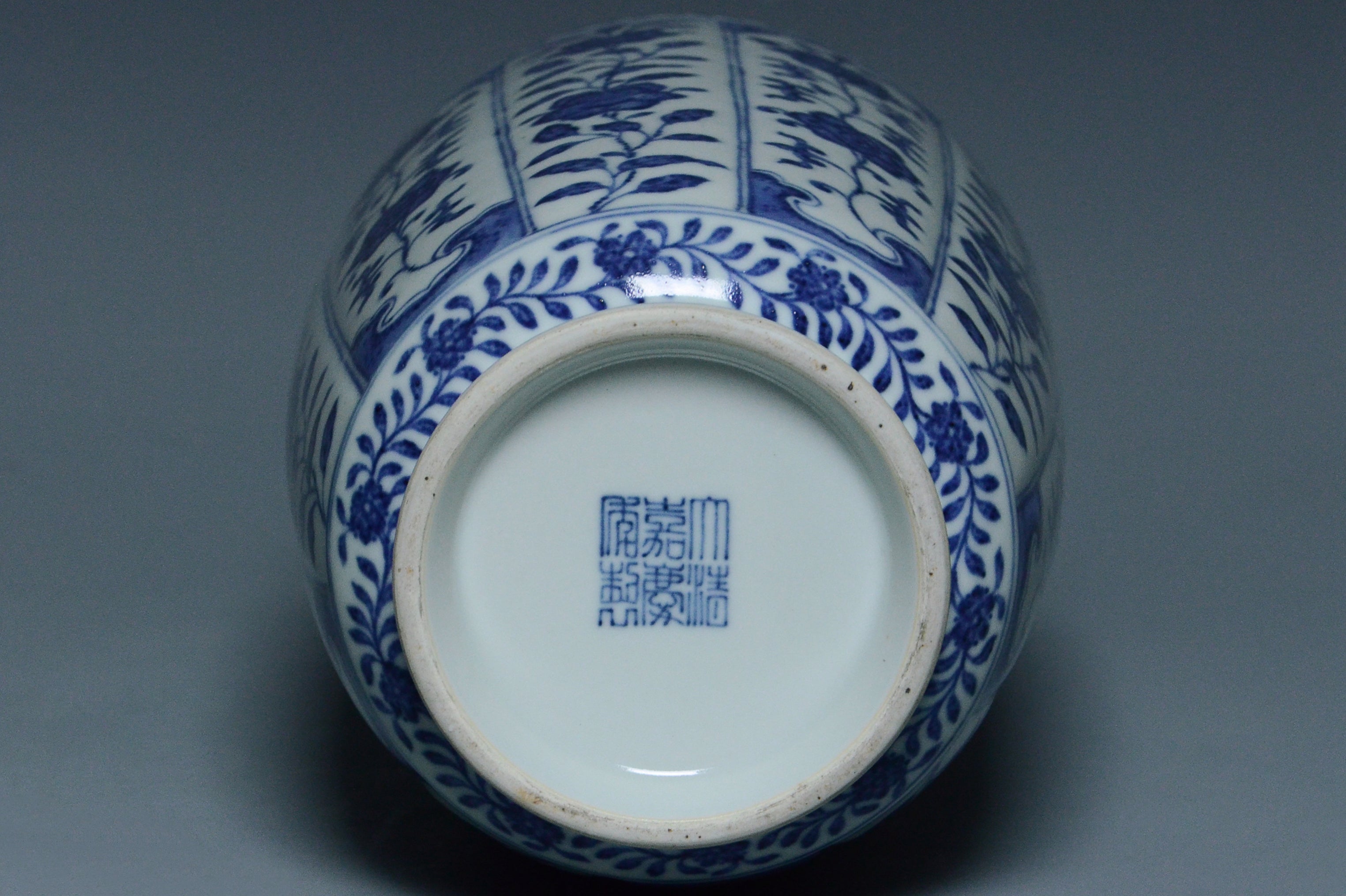 R364: A QING DYNASTY STYLE BLUE AND WHITE VASE JIAQING MARK