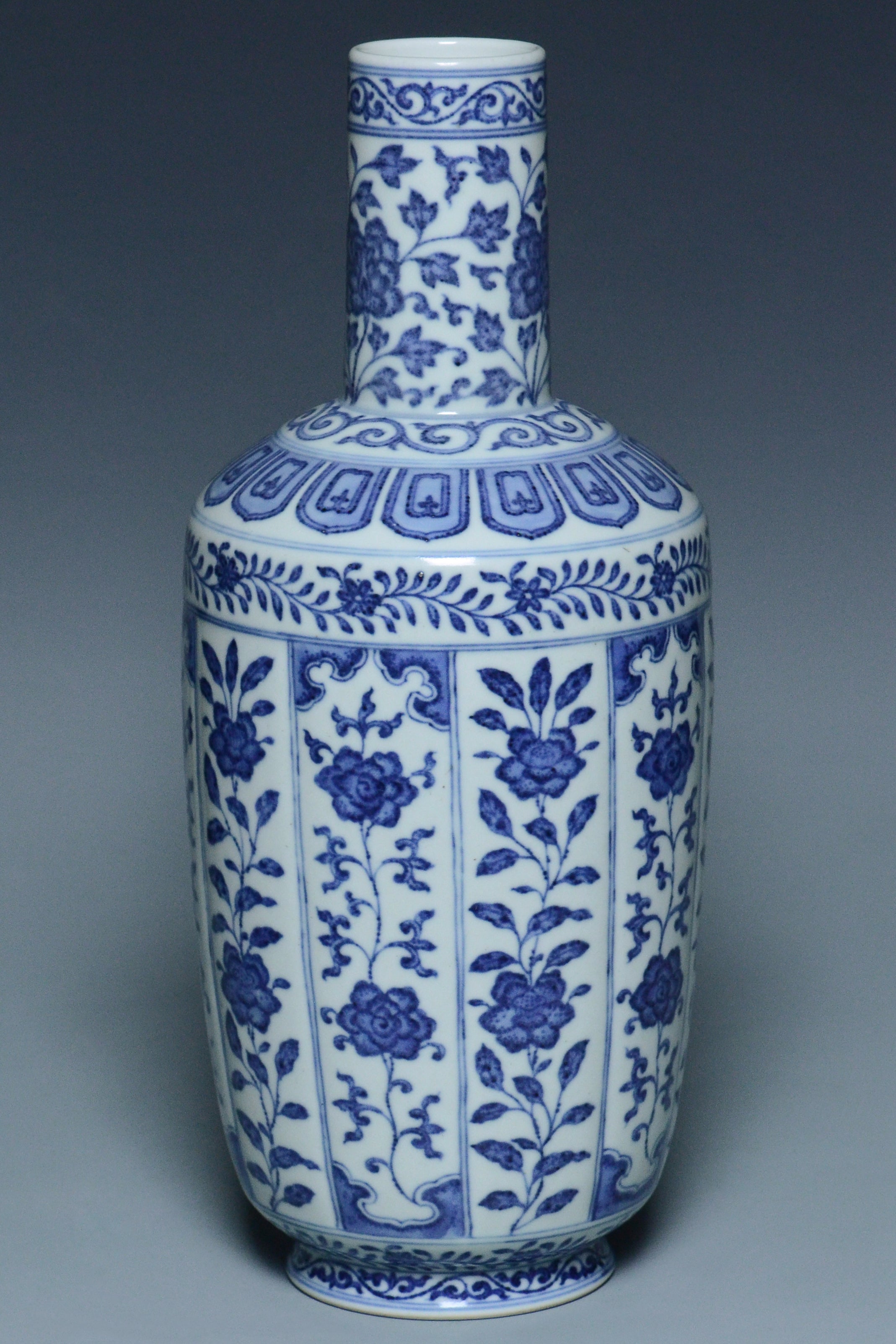 R364: A QING DYNASTY STYLE BLUE AND WHITE VASE JIAQING MARK