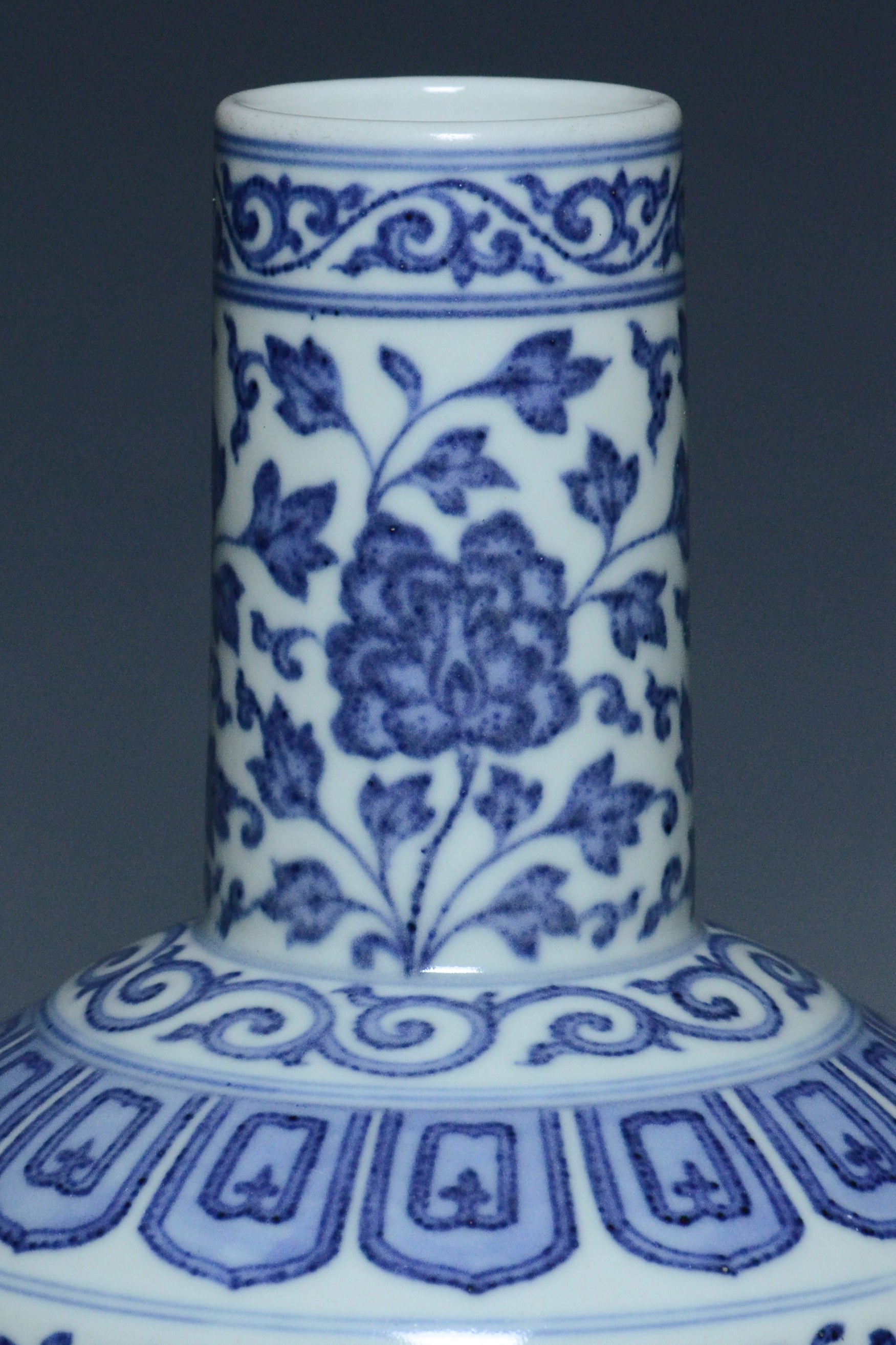 R364: A QING DYNASTY STYLE BLUE AND WHITE VASE JIAQING MARK