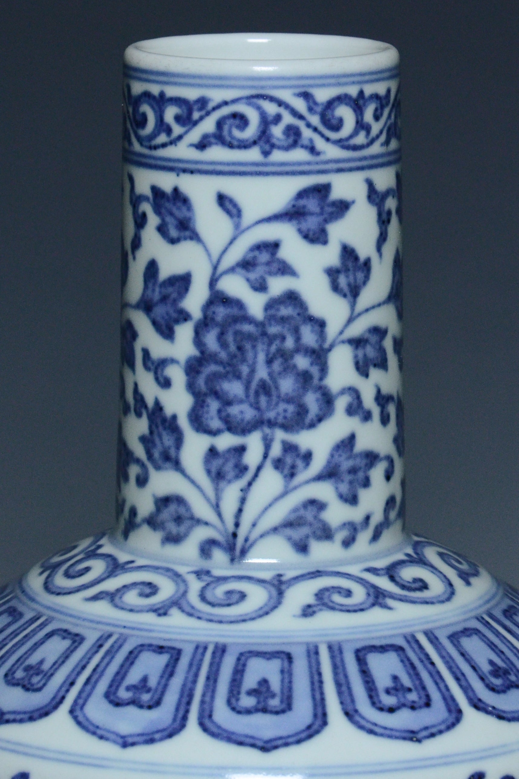 R364: A QING DYNASTY STYLE BLUE AND WHITE VASE JIAQING MARK